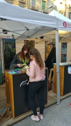 L’ESTAND DE BANYOLES I DEL PLA DE L’ESTANY AL MERCAT DEL RAM DE VIC REPARTEIX MÉS DE 1.000 FULLETONS AMB INFORMACIÓ TURÍSTICA DEL TERRITORI