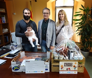 Premien amb un lot de productes de les explotacions de la comarca del Pla de l’Estany als guanyadors del sorteig de la quarta edició de Benvinguts a Pagès